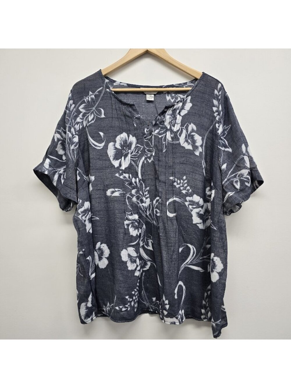 CJ Banks Metallic Floral Popover Blouse Size 2X Pleated Lightweight Blue White